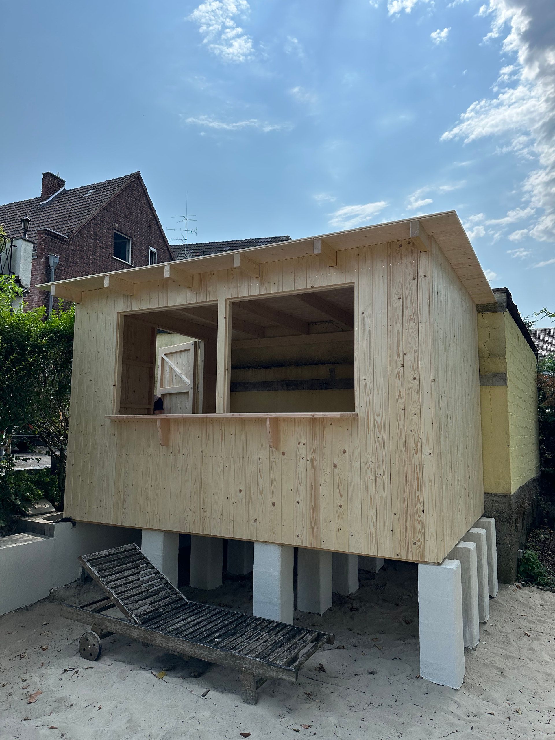 Gartenhaus aus Holz auf Stelzen