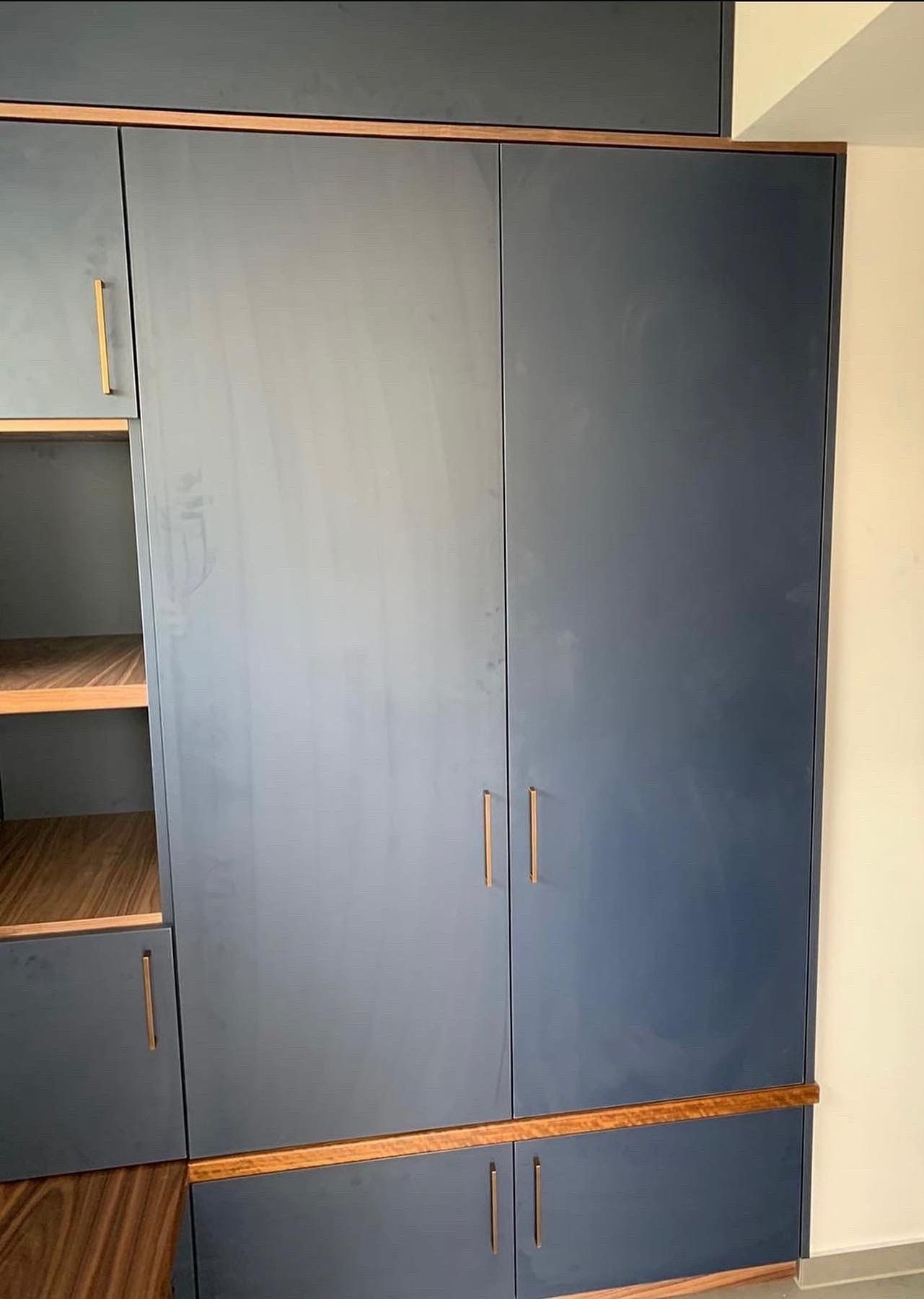 Einbauschrank in Blau mit Holzkanten, Frontansicht