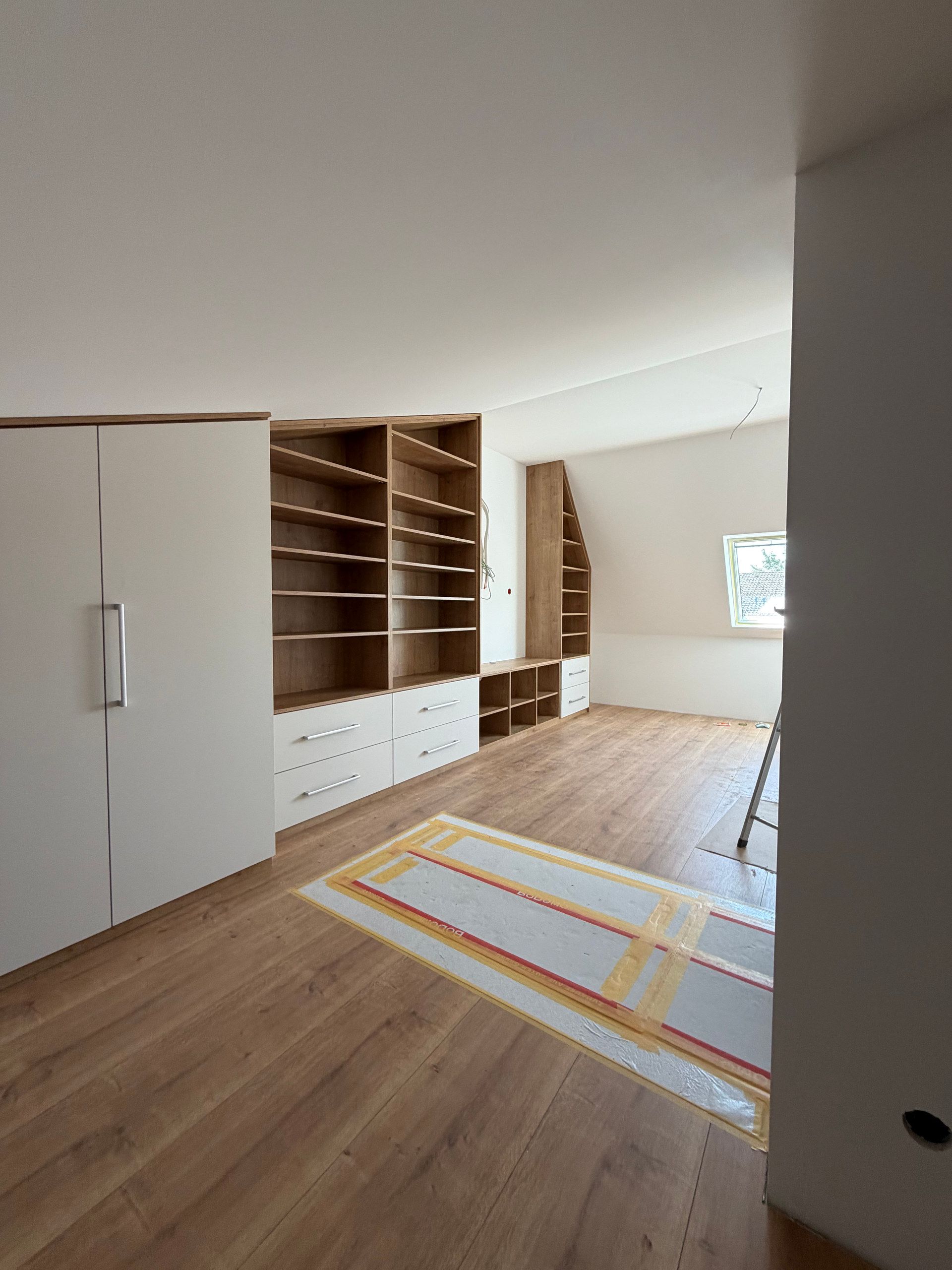 Einbauschrank und Regale im Dachgeschoss
