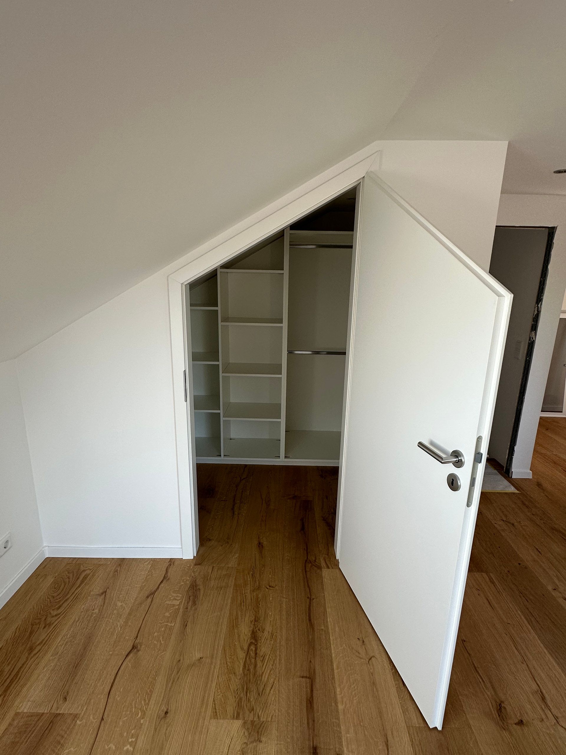 Begehbarer Einbauschrank unter der Dachschräge, Tür geöffnet