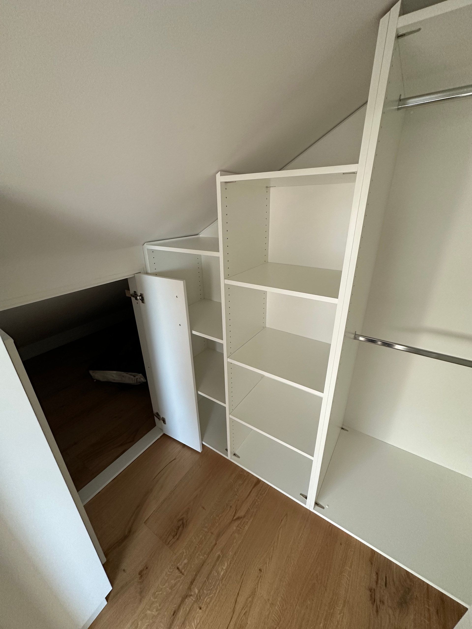 Einbau unter der Dachschräge mit Regalen und Kleiderstange