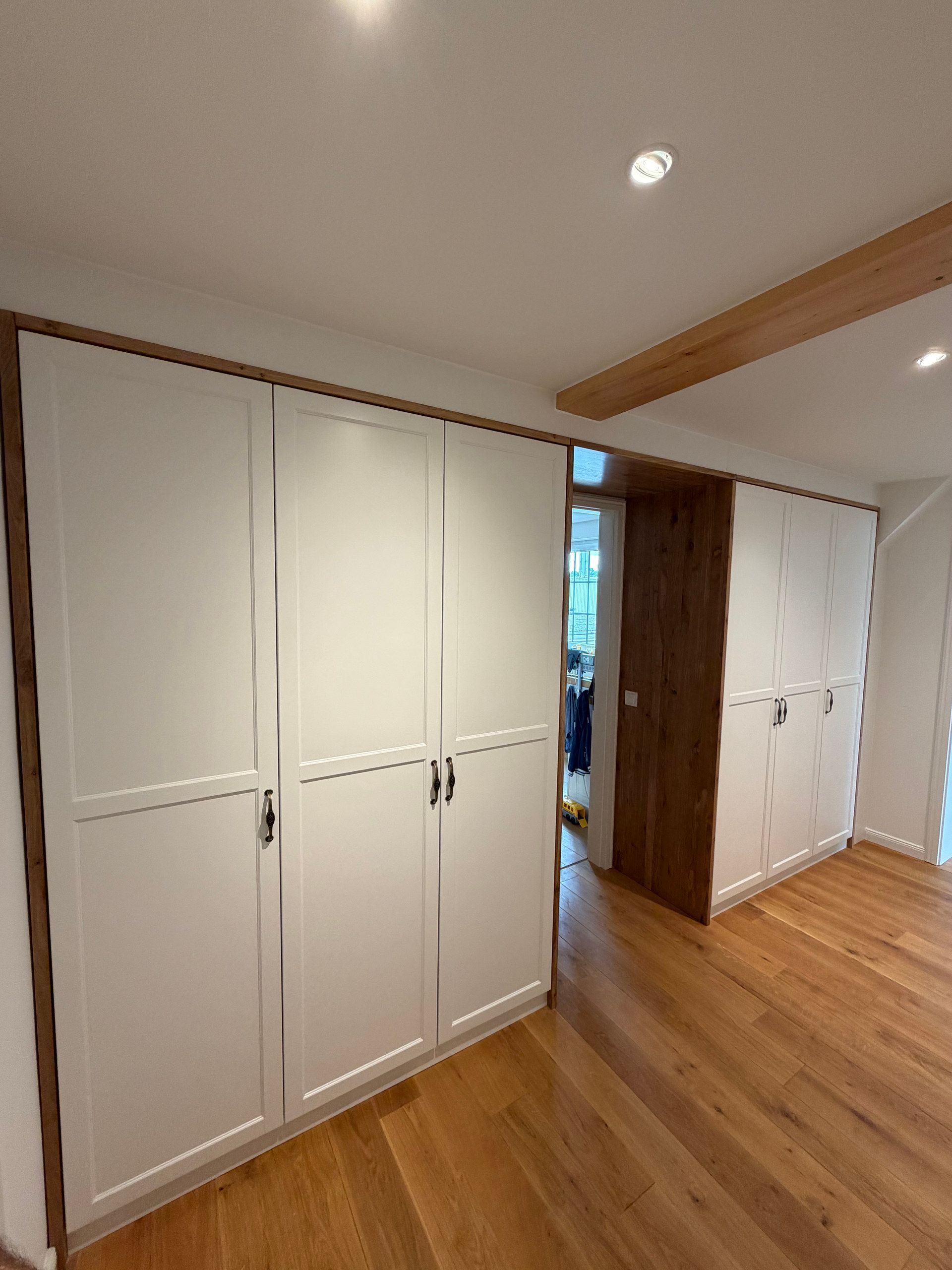 Weißer Einbauschrank mit Kassettenfront, Frontansicht