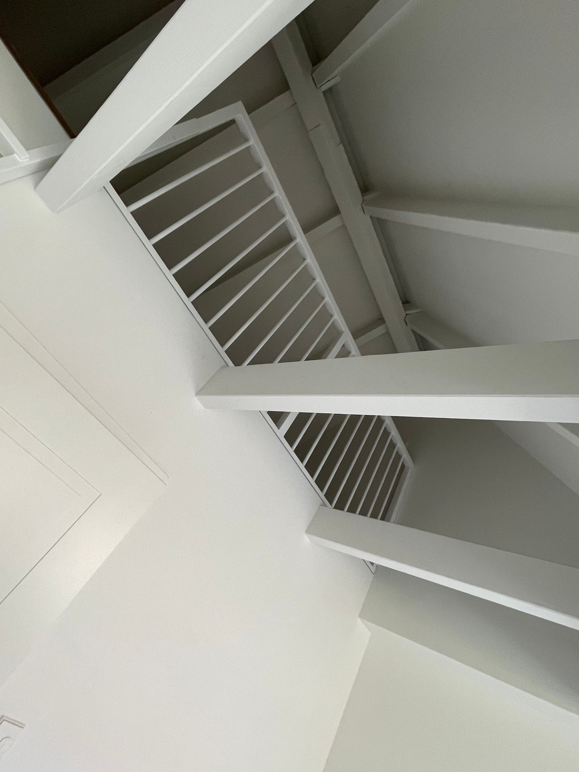 Weißes Galeriegeländer von unten