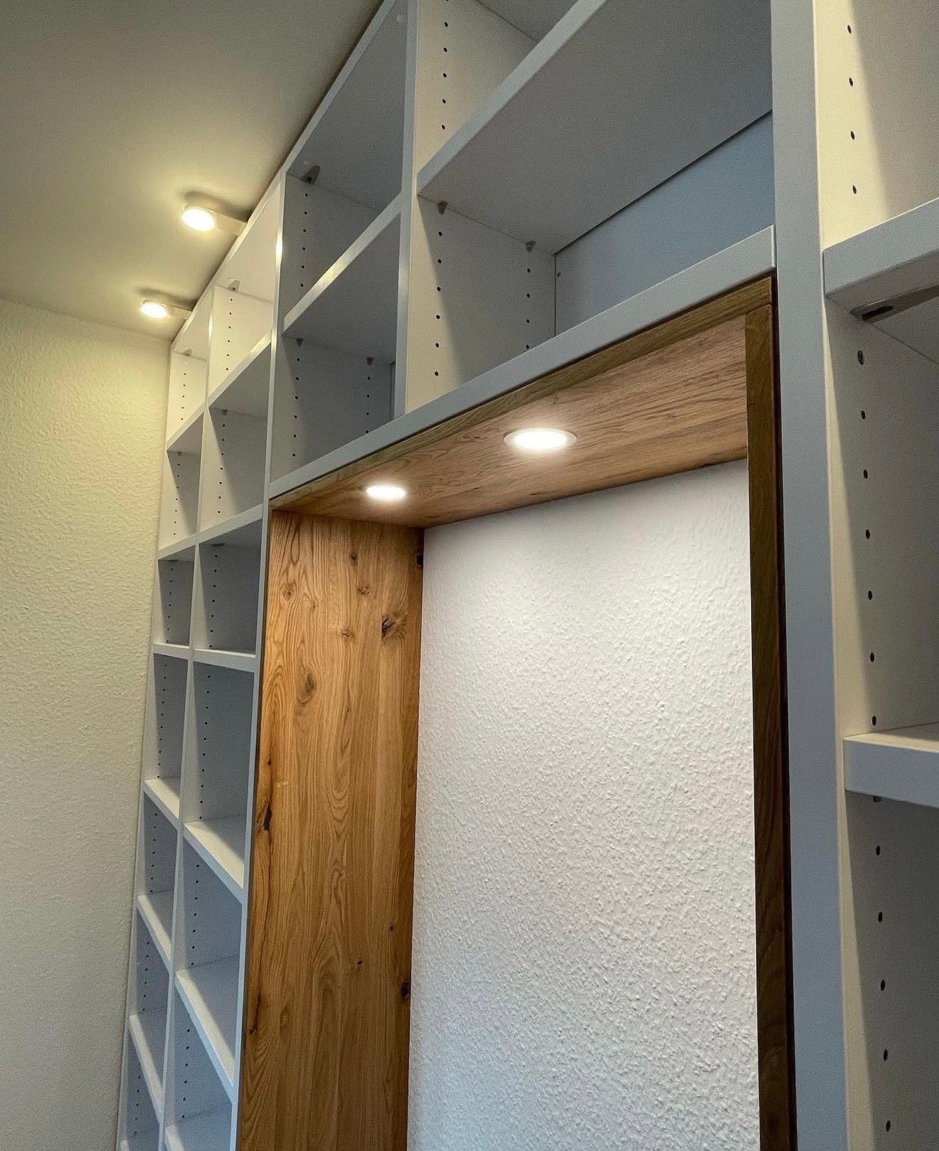 Nische aus Eiche mit Beleuchtung in einer Regalwand