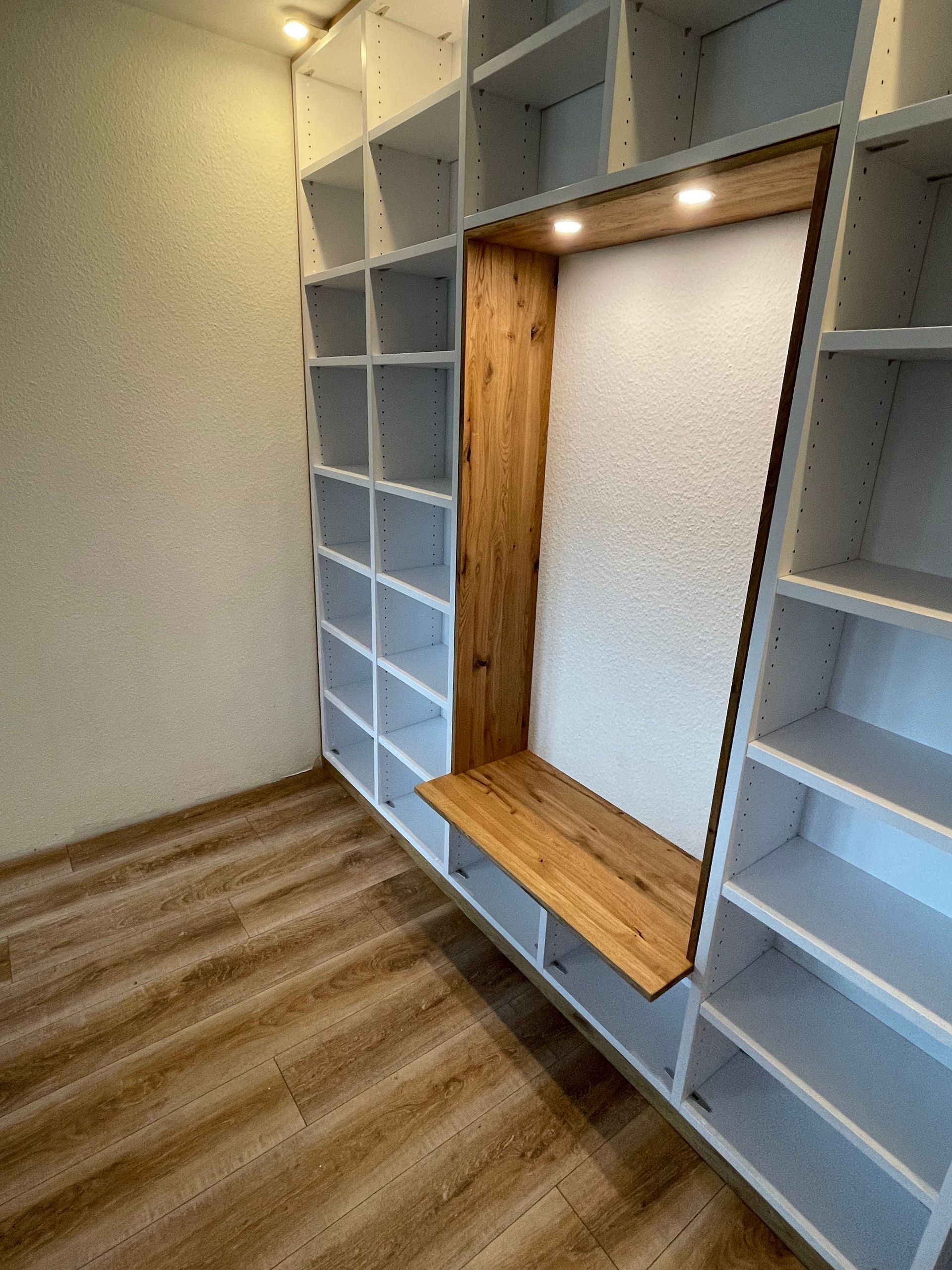 Regalwand mit Sitznische aus Eiche, Seitenansicht