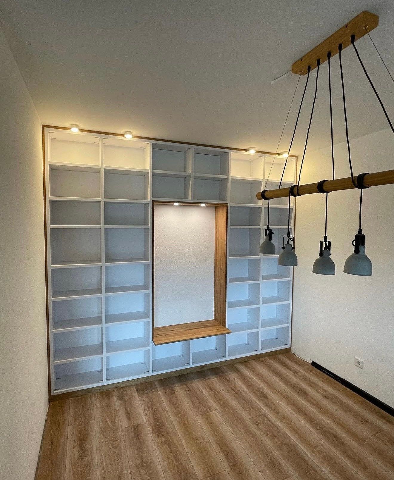 Regalwand mit Sitznische aus Eiche und Beleuchtung