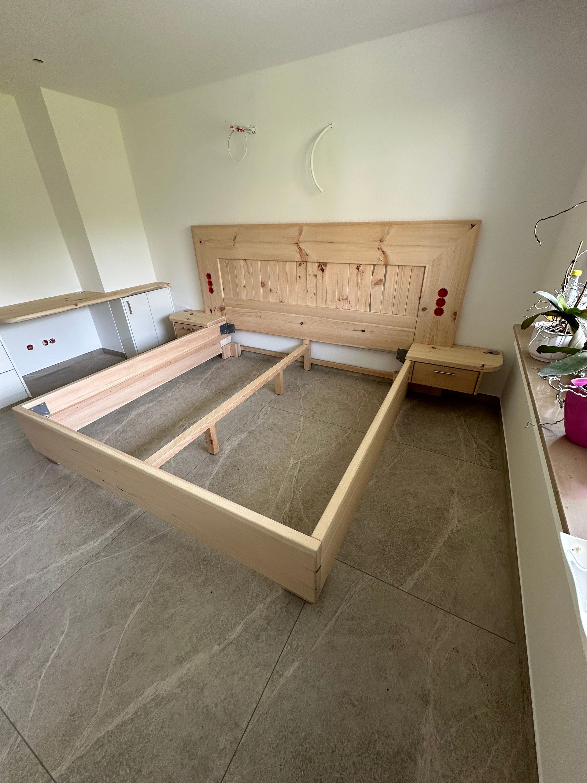 Bettrahmen aus hellem Massivholz mit Kopfteil