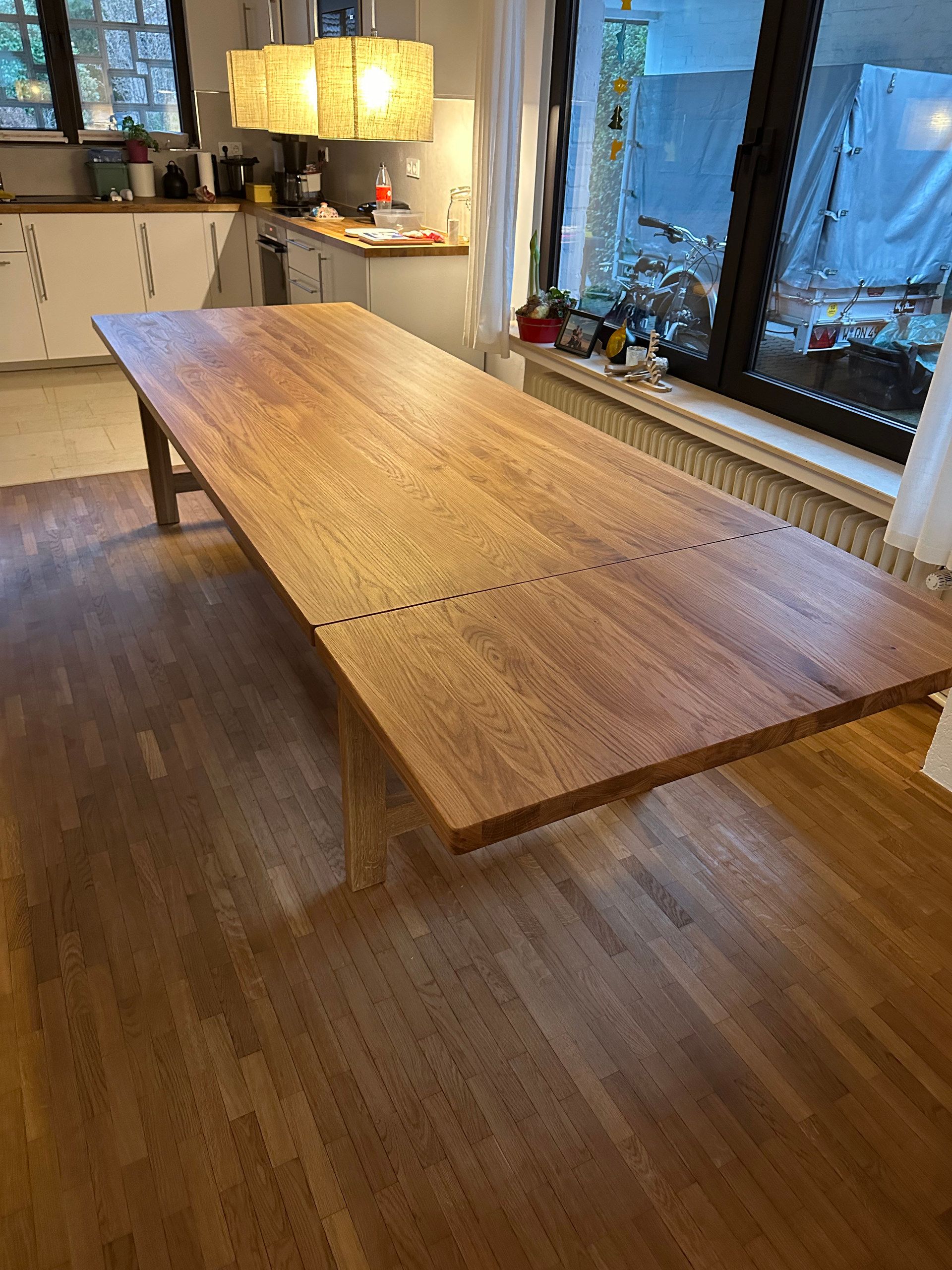 Ausgezogener Esstisch aus Holz in einer Wohnküche