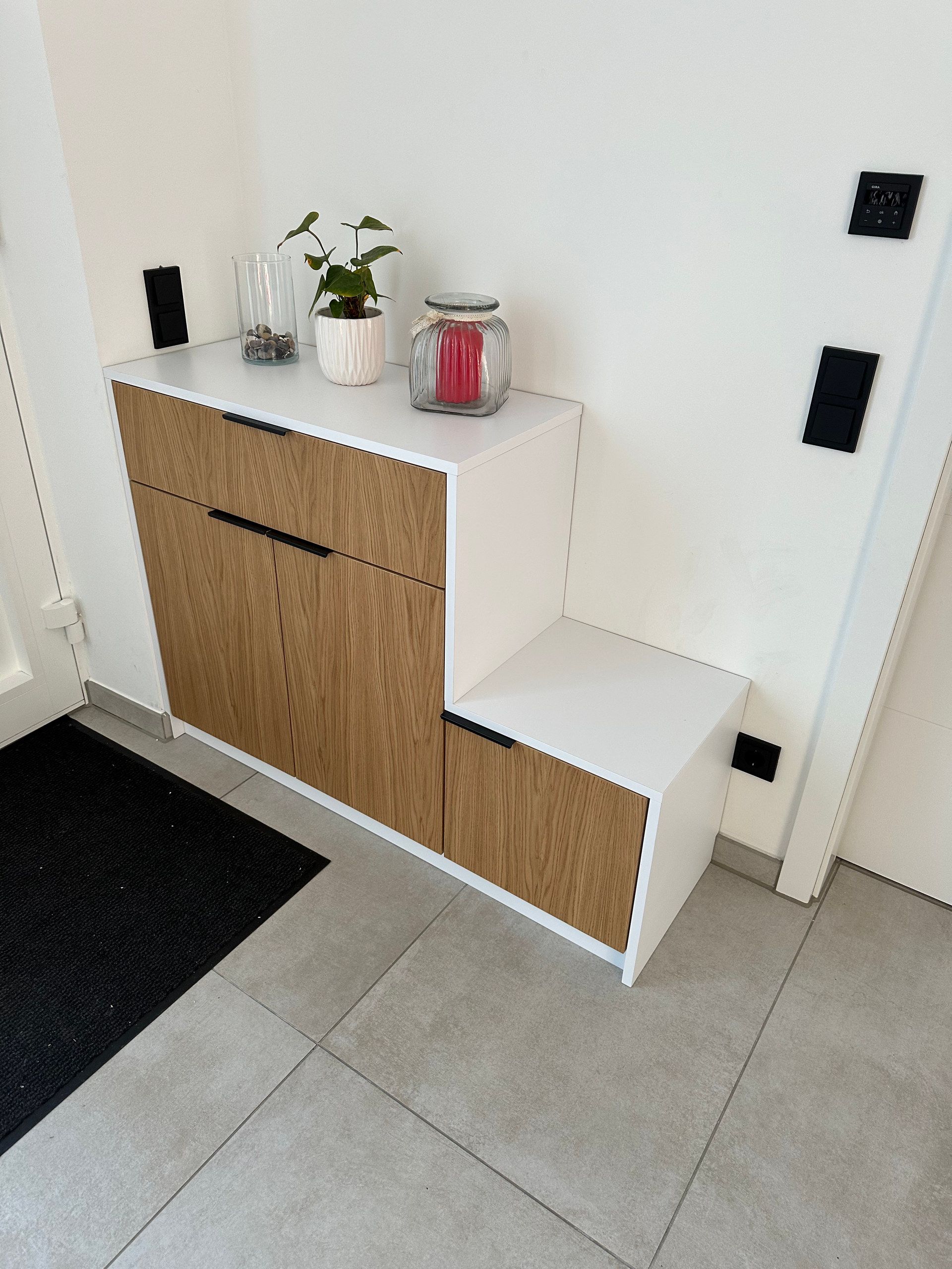 Garderobe in Holz und Weiß mit Sitzbank im Eingangsbereich