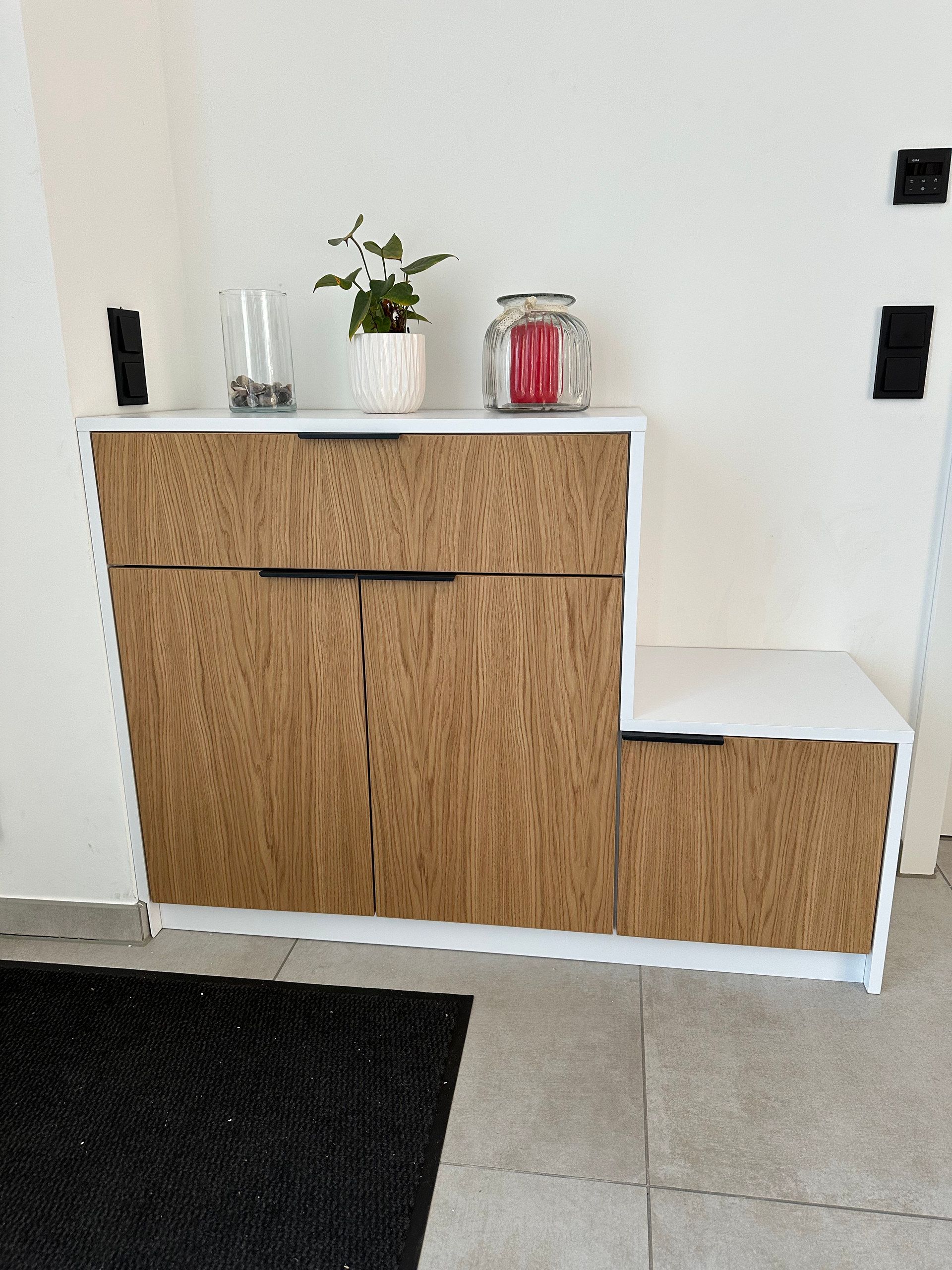 Garderobe in Holz und Weiß mit Sitzbank, Frontansicht