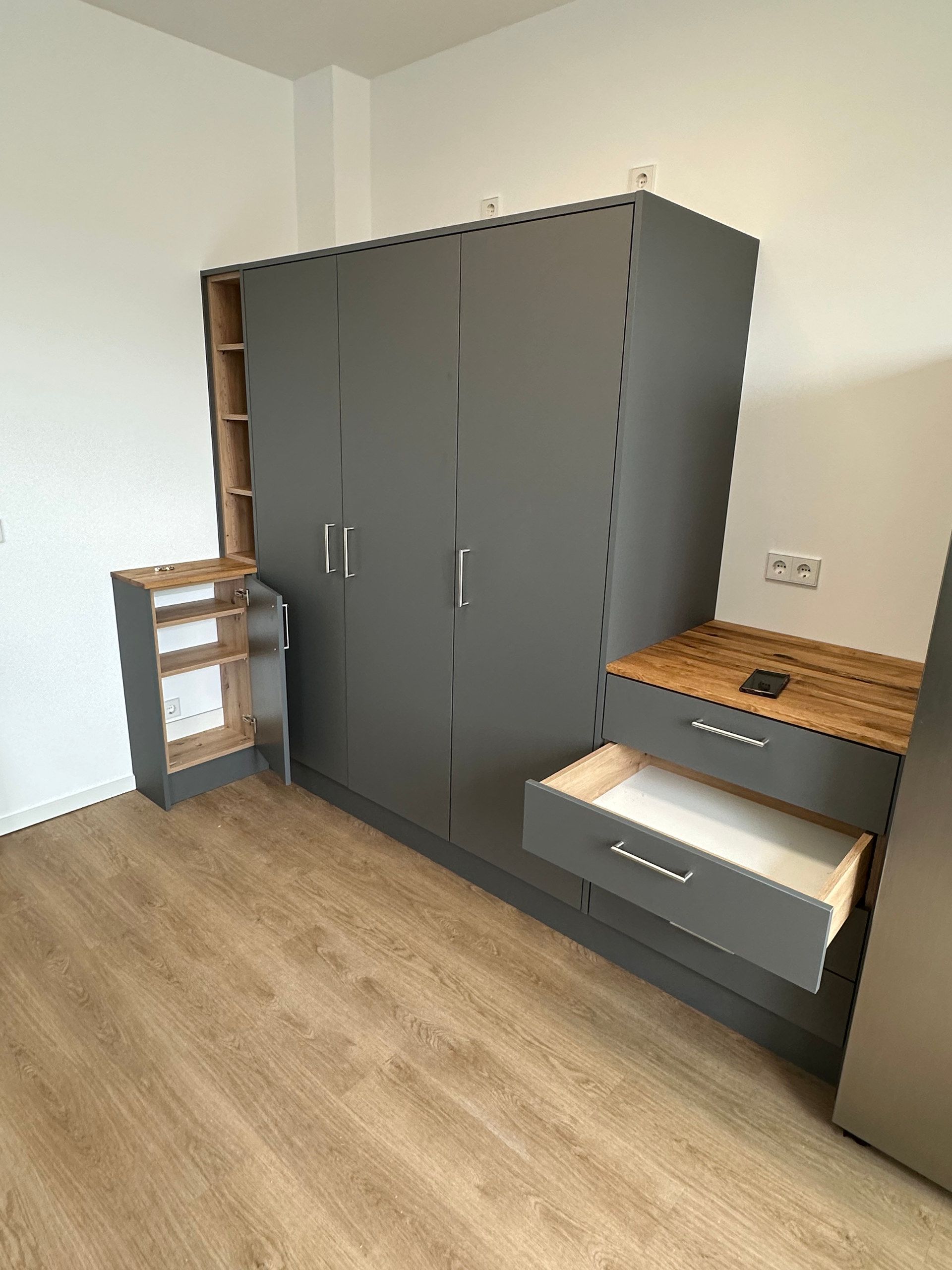 Grauer Kleiderschrank mit offenem Seitenregal und Kommode, Schubladen geöffnet
