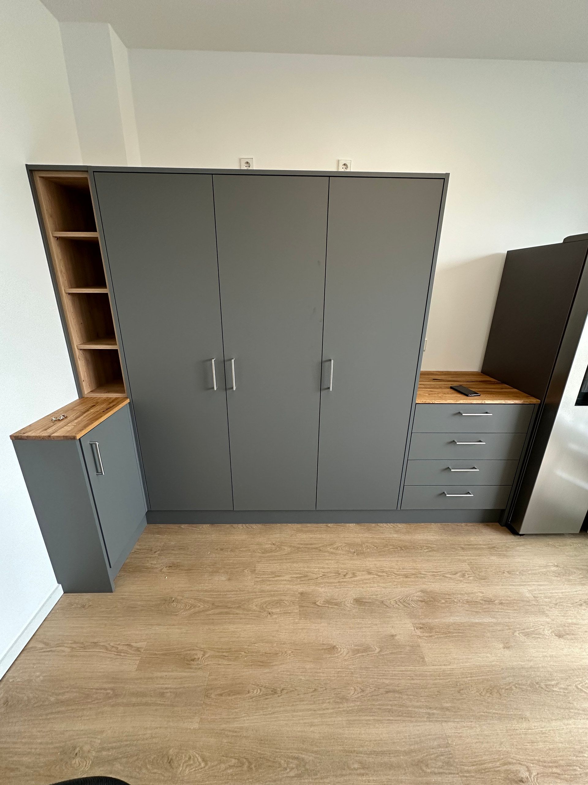 Grauer Kleiderschrank mit Seitenregal und Kommode