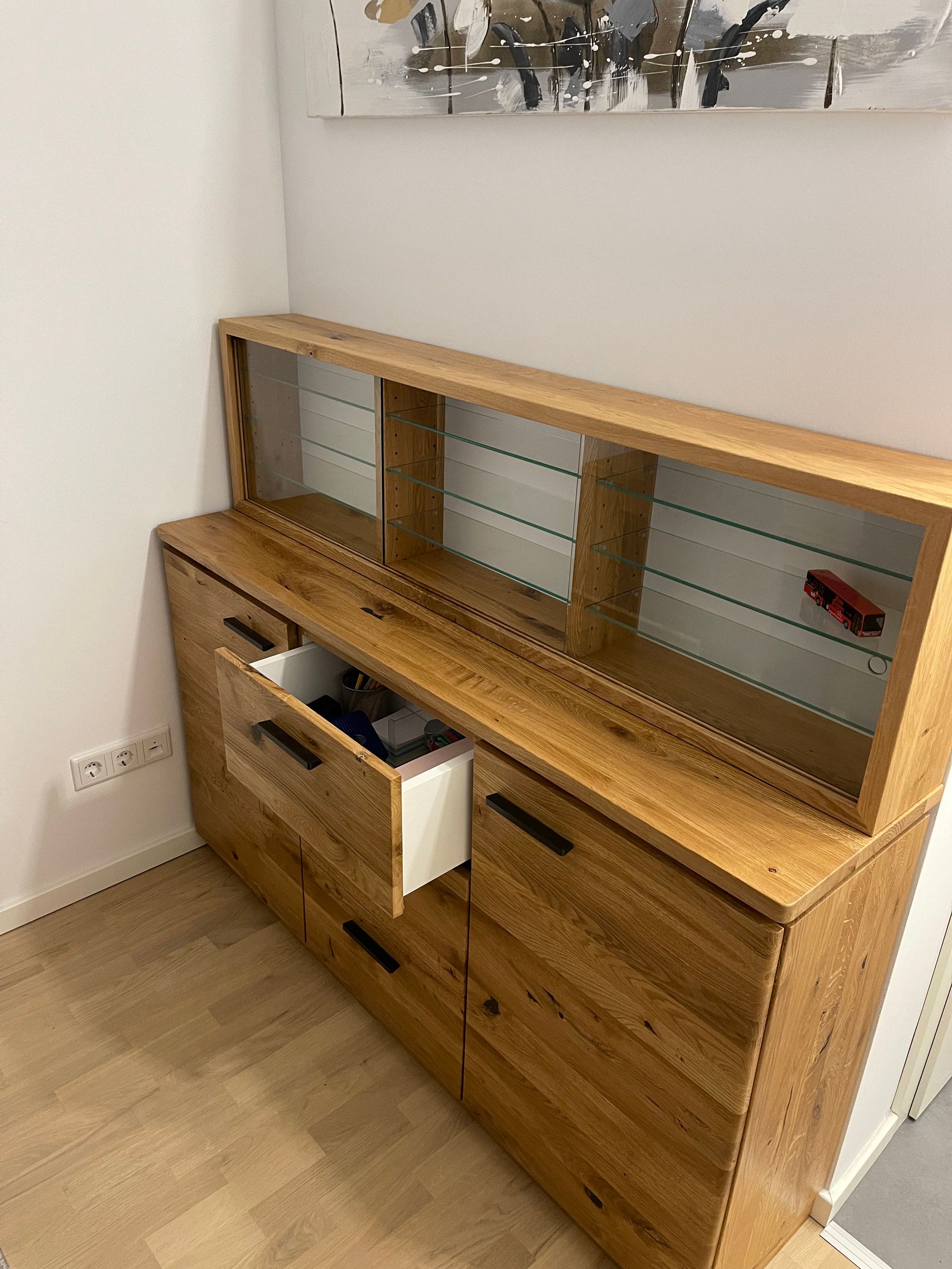 Sideboard aus Eiche mit Glasaufsatz und geöffneter Schublade