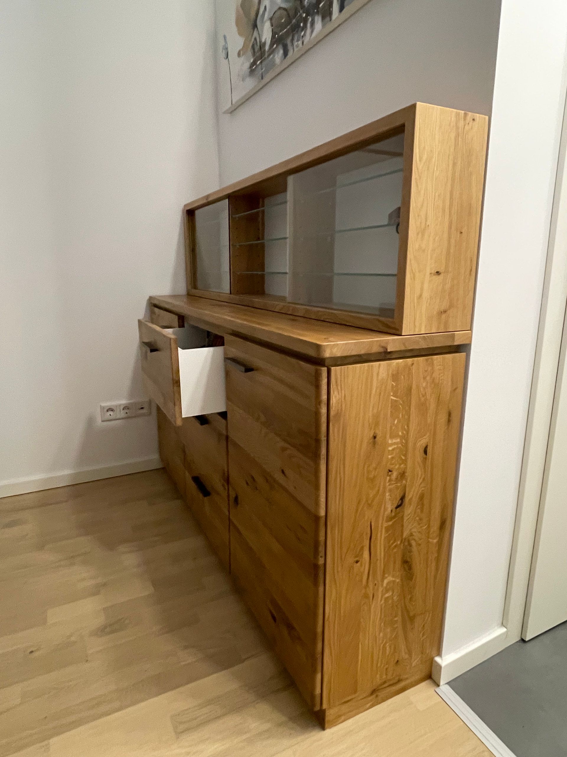 Sideboard aus Eiche mit geöffneter Schublade