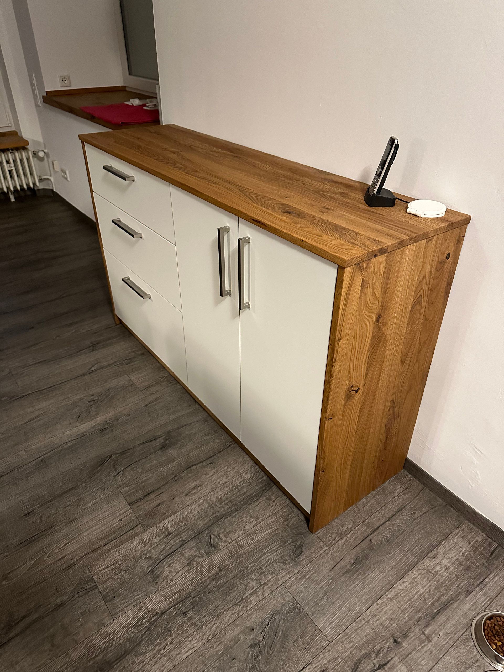 Weißes Sideboard mit Platte und Seiten aus Holz