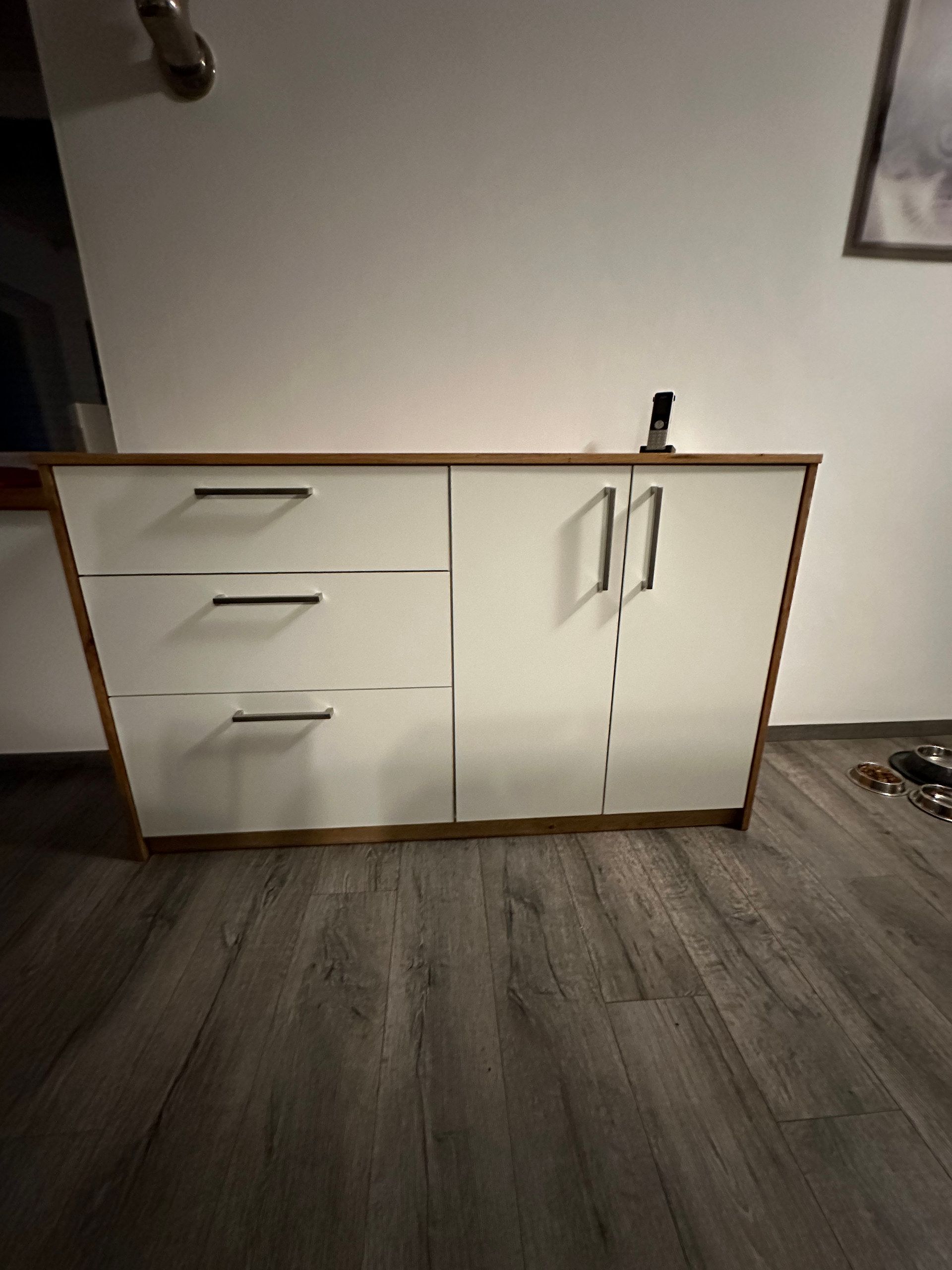 Weißes Sideboard mit Holzplatte, Frontansicht