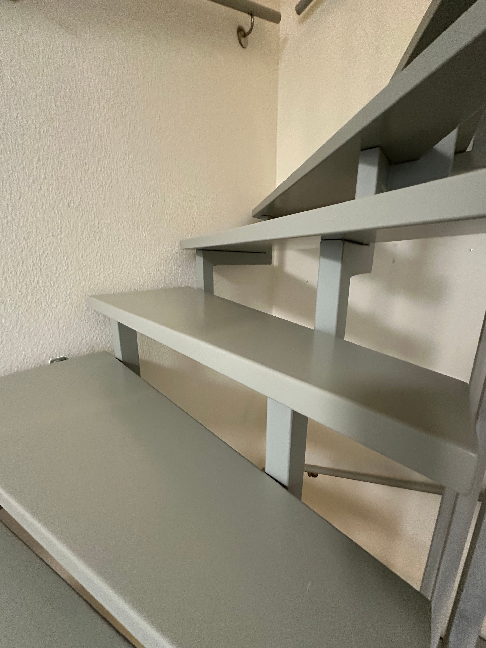 Graue Treppe mit freitragenden Stufen, Detail