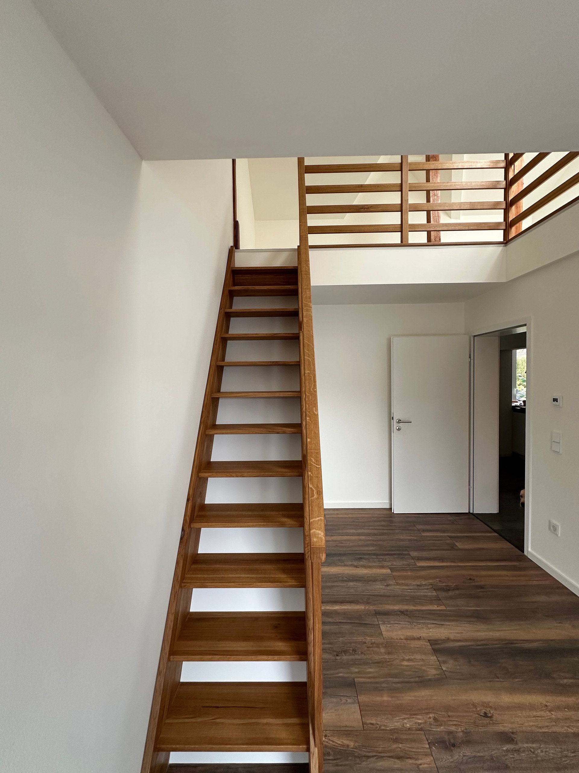 Raumspartreppe aus Holz zur Galerie, Frontansicht