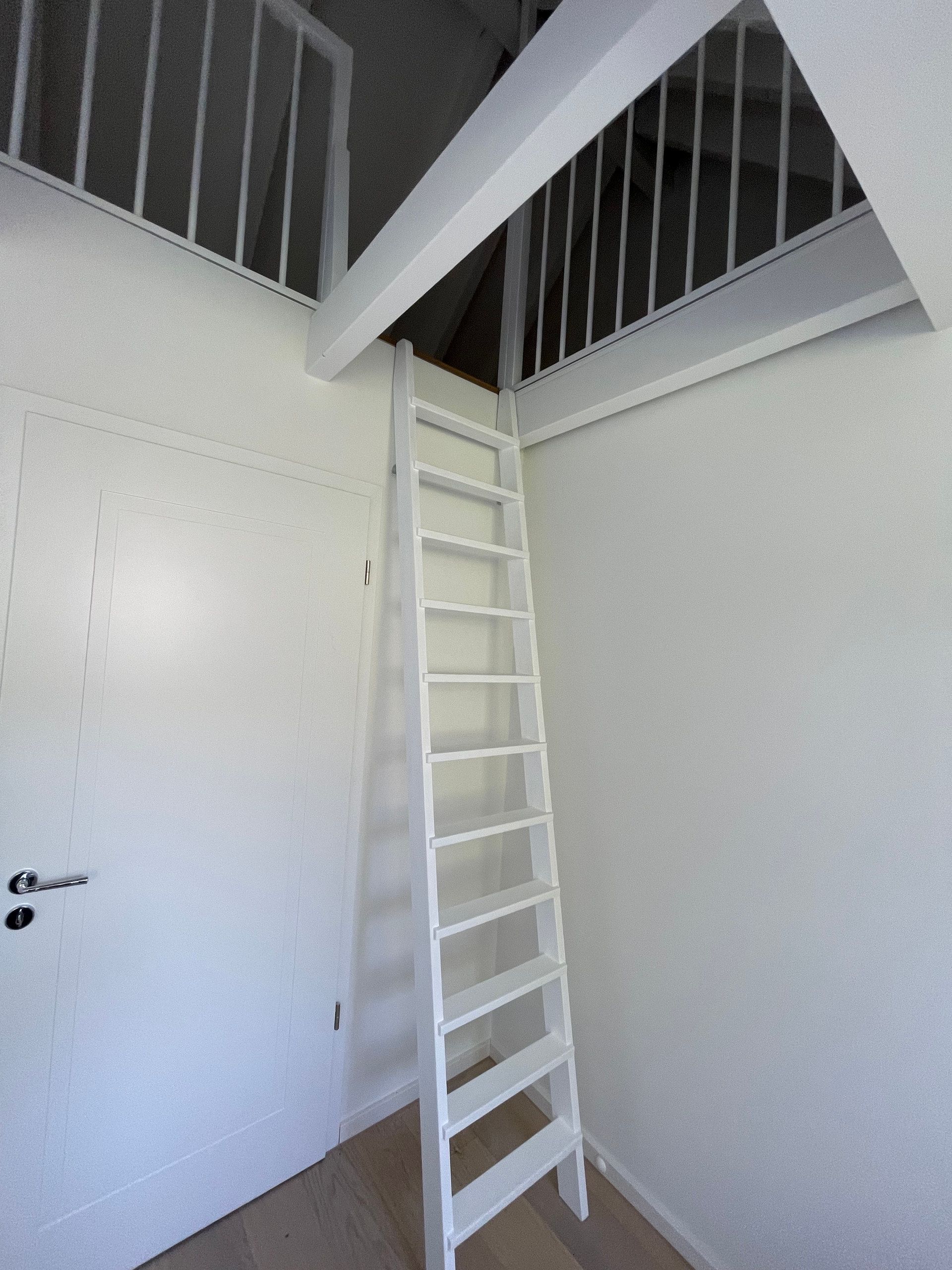 Weiße Raumspartreppe zur Galerie