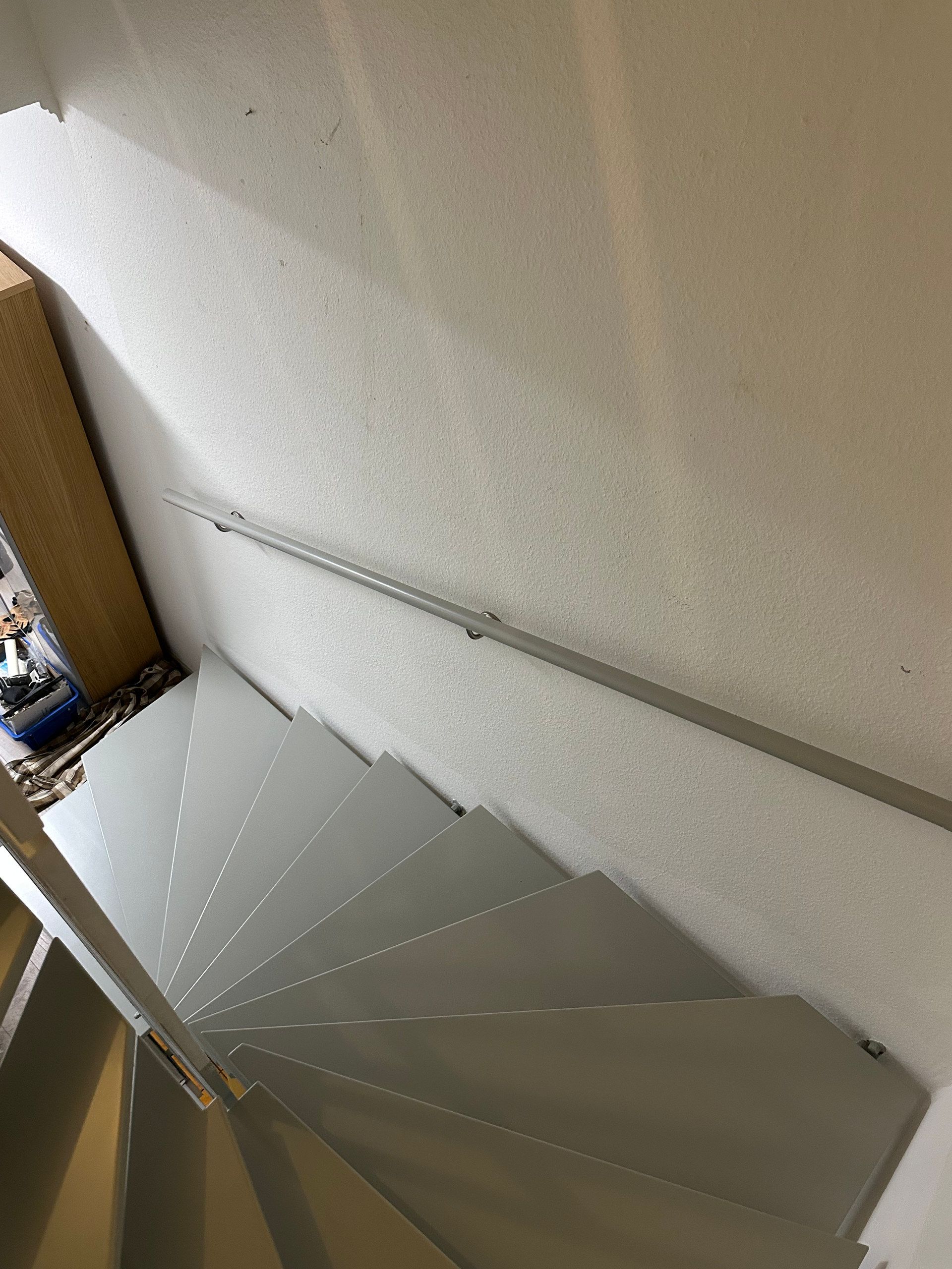 Graue Wendeltreppe von oben