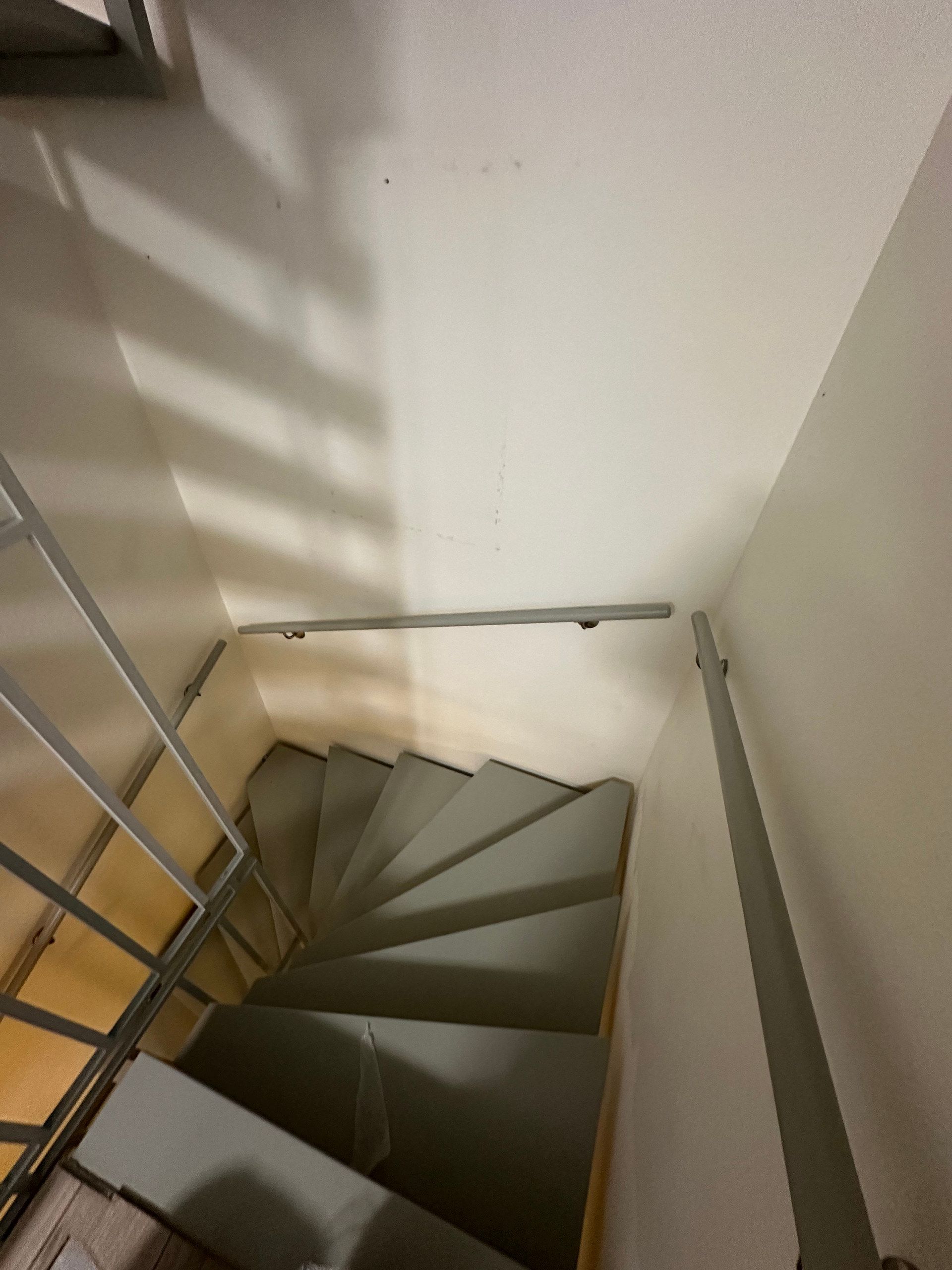 Graue Wendeltreppe, steiler Blick von oben