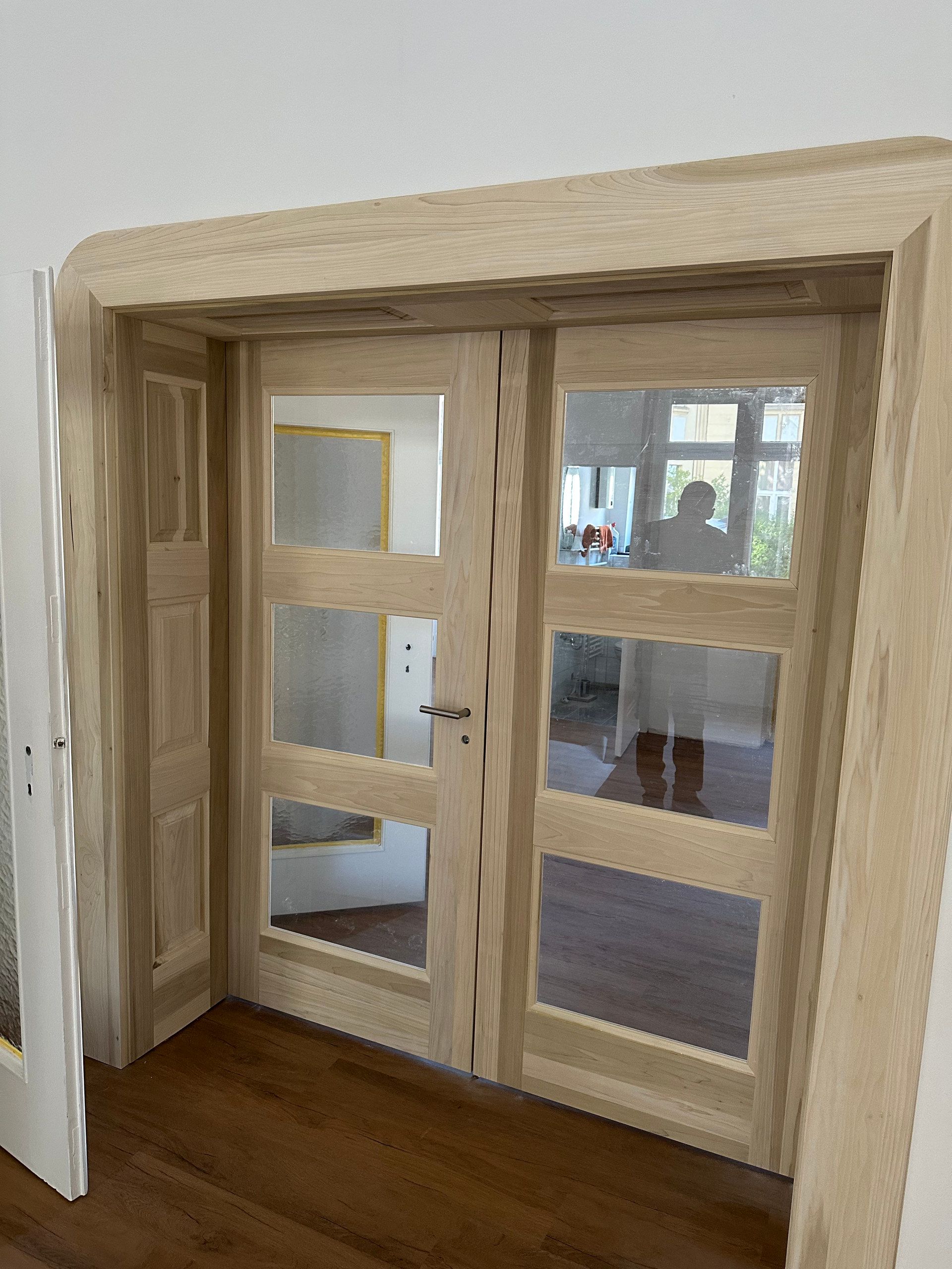 Zweiflügelige Tür mit Sprossenfenstern, Blick ins Nebenzimmer